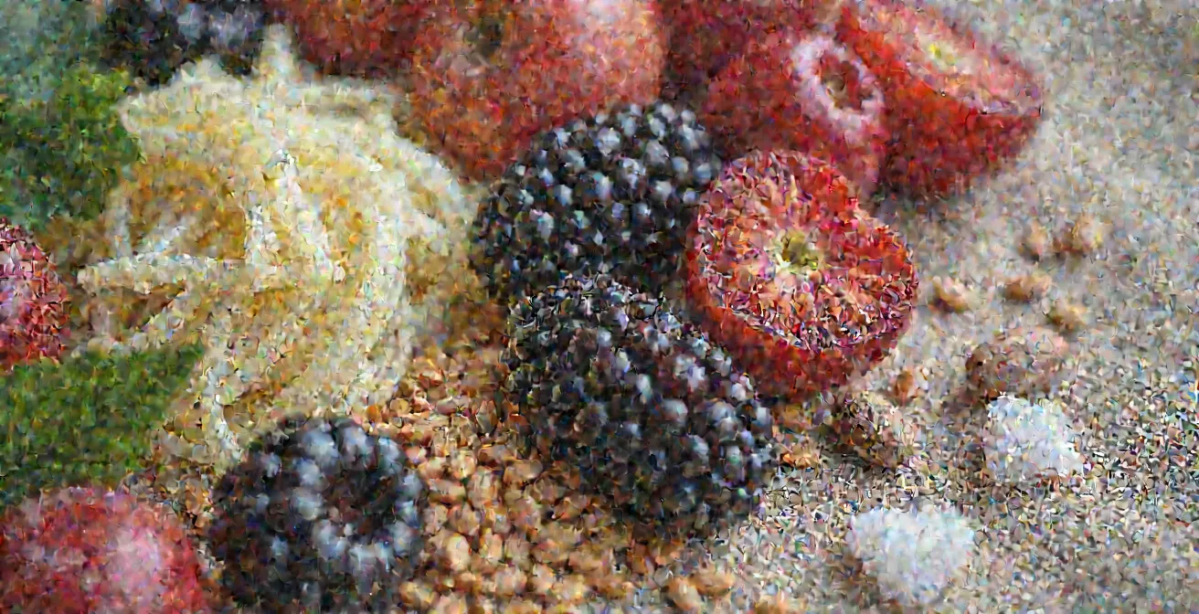 Künstlerische Anordnung regionaler deutscher Superfoods für gesunde Haut wie Leinsamen, Beeren und Sauerkraut, die die Hautgesundheit fördern.